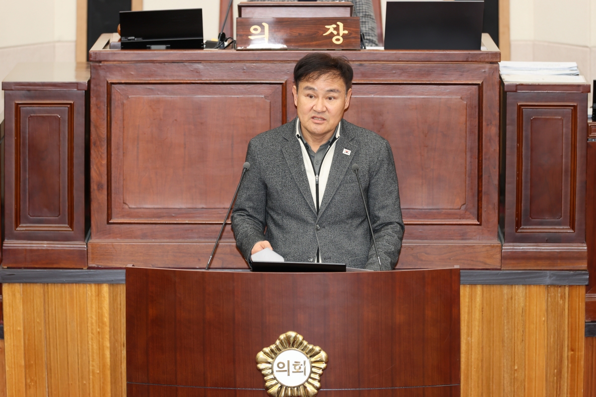 20260120-028[AMG_4259-1-제293회 임시회 제4차 본회의시 김재우 문화환경위원장 상임위원회 활동결과보고.JPG