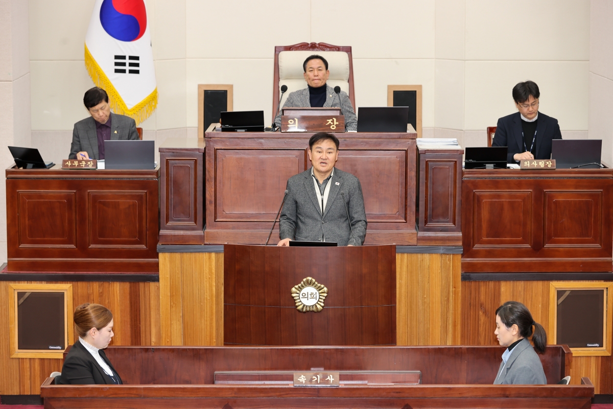 20260120-030[AMG_4265-1-제293회 임시회 제4차 본회의시 김재우 문화환경위원장 상임위원회 활동결과보고.JPG