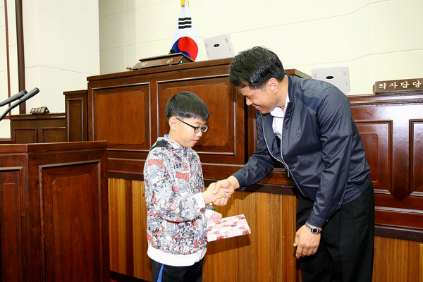 산동, 장천 초등학생 의회 견학