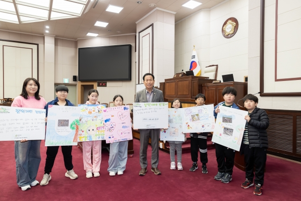 구미좋은이웃지역아동센터 학생 일행 의회방문